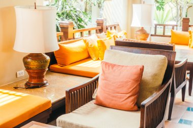 Boş tahta kanepe ve sandalye