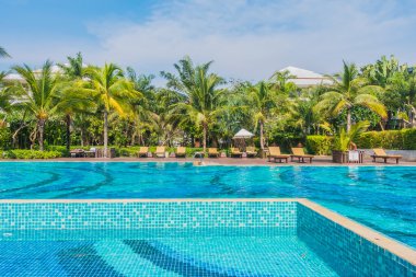 palmiye ağaçları ve Deniz Yüzme Havuzu