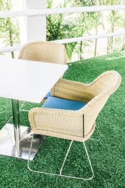 Restoranda boş sandalye ve masa