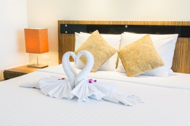 Yatakta güzel lüks yastıklar