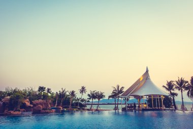 Güzel lüks otel yüzme havuzunda