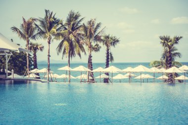 Şemsiyeleri ve sandalyeler Yüzme Havuzu etrafında