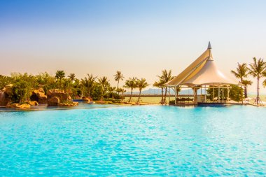 Güzel lüks otel yüzme havuzunda