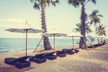 Şemsiye ve tropikal plaj sandalye