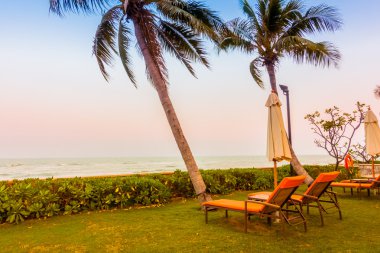 Boş şemsiyeleri ve sandalyeler, Twilight zamanlarda