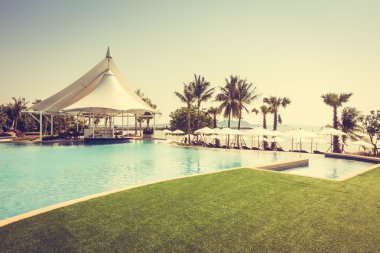 Güzel lüks otel yüzme havuzunda