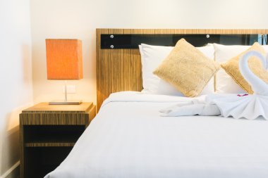 Yatakta güzel lüks yastıklar