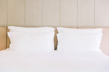 Yatakta güzel lüks yastıklar