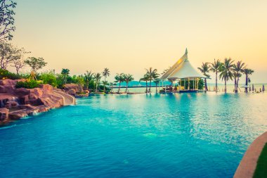 Güzel lüks otel yüzme havuzunda