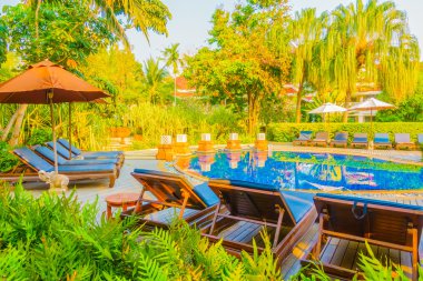 Otel havuzunda yüzme havuzu