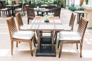 Boş masa ve sandalye