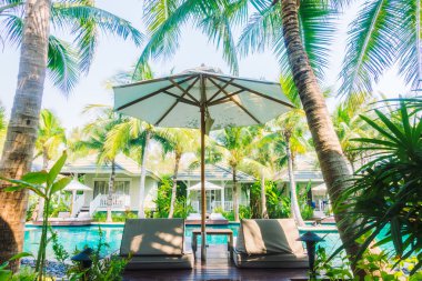 Şemsiyeleri ve sandalyeler Yüzme Havuzu etrafında