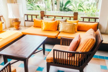 Boş tahta kanepe ve sandalye