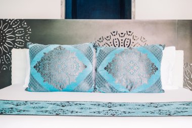 Yatakta güzel lüks yastıklar