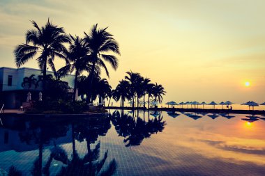 Ve Yüzme Havuzu palmiye ağaçlarının Silhouettes