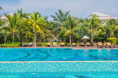 palmiye ağaçları ve Deniz Yüzme Havuzu