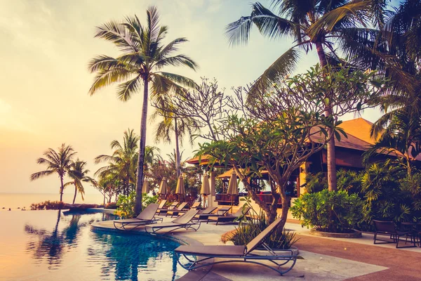 Lyx pool med palmer — Stockfoto
