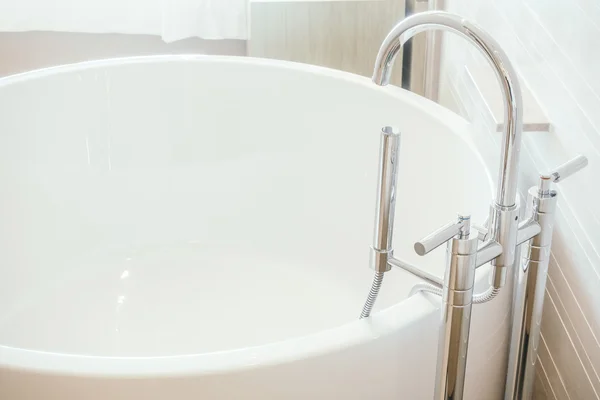 Vasca da bagno bianca e rubinetto lavabo decorazione — Foto Stock