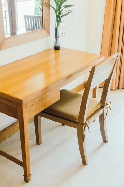 Mesa de madeira e cadeira na área de estar — Fotografia de Stock