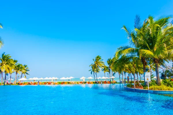 Hermosa piscina de lujo —  Fotos de Stock