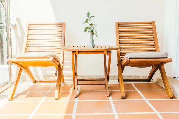 Sedia e tavolo vuoti — Foto Stock