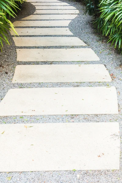 Camino camino en el jardín — Foto de Stock