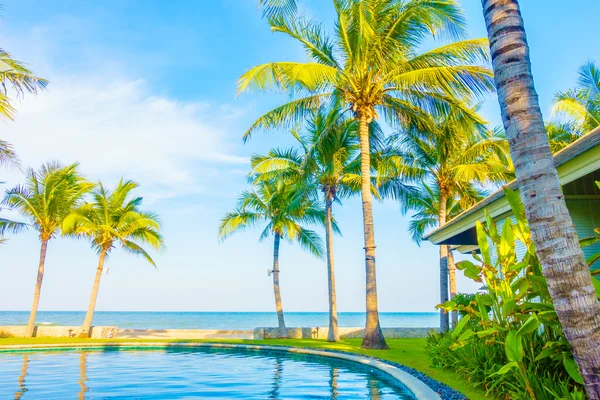 Bela piscina de luxo — Fotografia de Stock