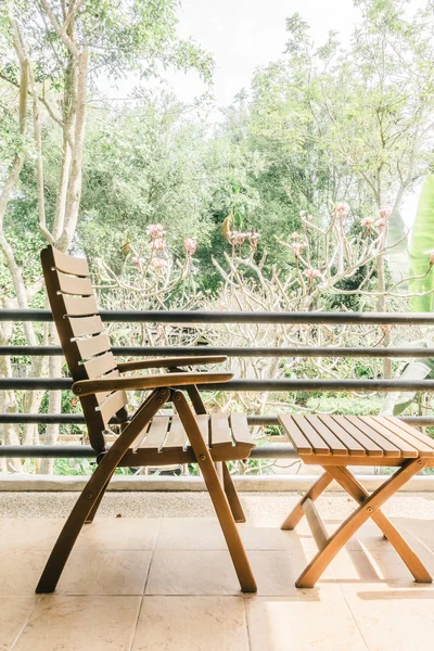 Silla y mesa vacías —  Fotos de Stock