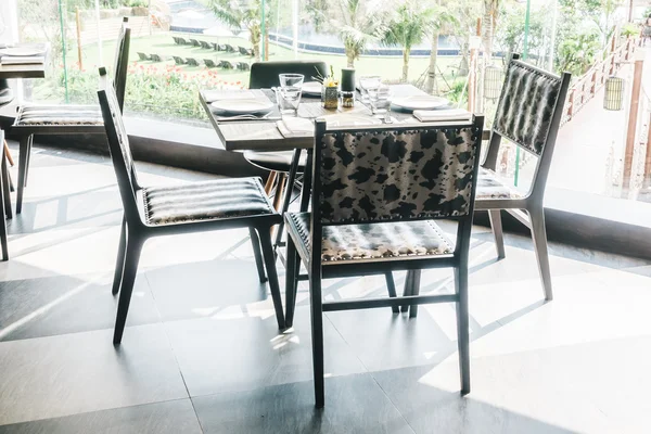 Leere Stühle und Tisch im Restaurant — Stockfoto