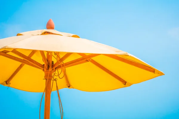 Ομπρέλα στην παραλία με θάλασσα — Φωτογραφία Αρχείου