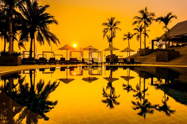 Günbatımı zaman palmiye ağaçlarının Silhouettes — Stok fotoğraf