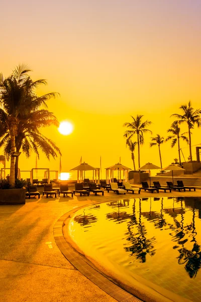 Silhuetas de palmeiras ao pôr-do-sol — Fotografia de Stock