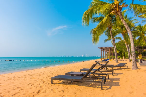 Hermosa playa y mar con palmeras — Foto de Stock