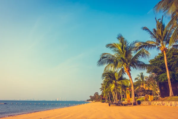 Belle plage et mer avec palmiers — Photo