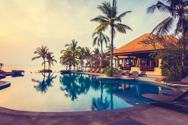 Lyx pool med palmer — Stockfoto