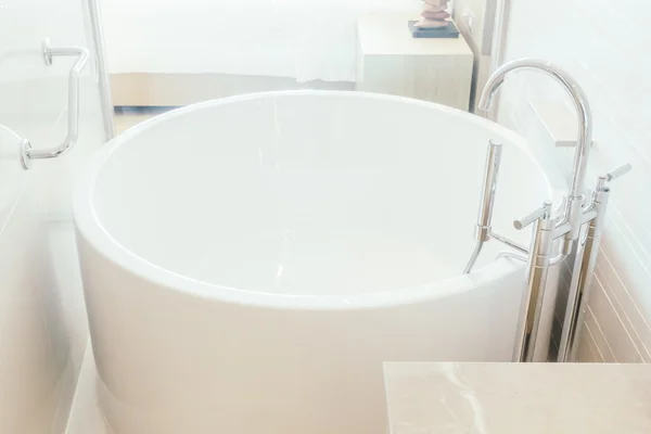 Dekoration aus weißer Badewanne und Wasserhahn — Stockfoto