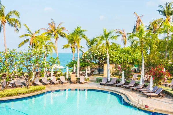 Bela piscina de luxo — Fotografia de Stock