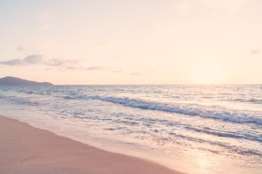 Günbatımı ile deniz ve plaj