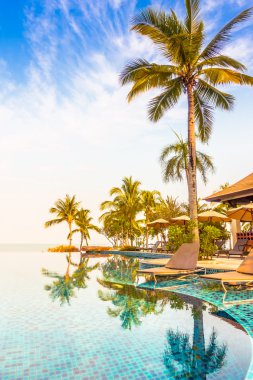 Palmiye ağaçları ile lüks Yüzme Havuzu