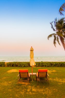 Boş şemsiye ve plaj sandalye