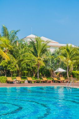 palmiye ağaçları ve Deniz Yüzme Havuzu