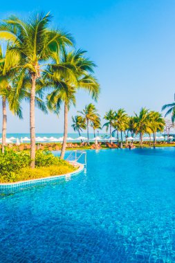 Boş şemsiyeleri ve sandalyeler