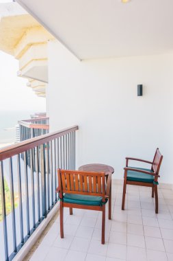 Boş masa ve sandalye