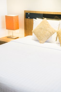 Yatakta güzel lüks yastıklar