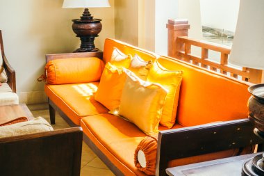 Boş tahta kanepe ve sandalye