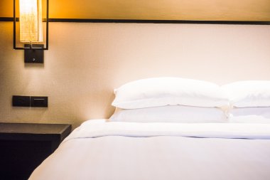 Yatakta beyaz yastıklar