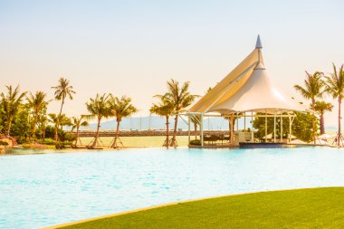 Güzel lüks otel yüzme havuzunda