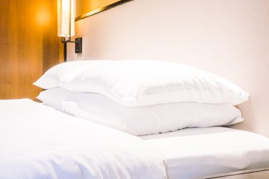 Yatakta beyaz yastıklar