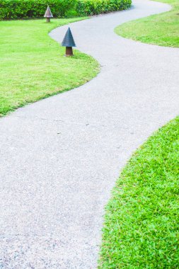 Bahçe etrafında taş yol yol