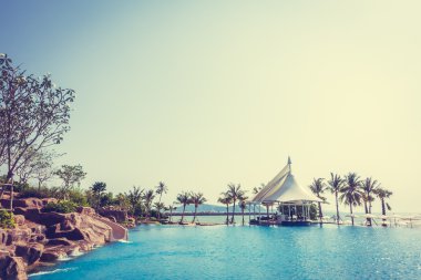 Güzel lüks otel yüzme havuzunda